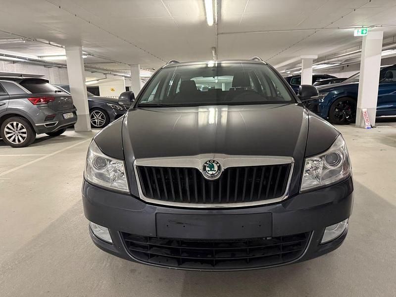 Gebraucht Skoda Octavia Ambition 105 PS (77 kW) 2012 Grau Kombi
