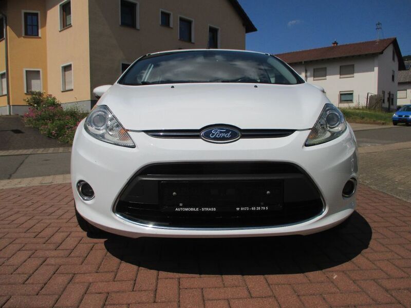 Gebraucht Ford Fiesta Titanium 95 PS (69 kW) 2012 Weiß Kleinwagen