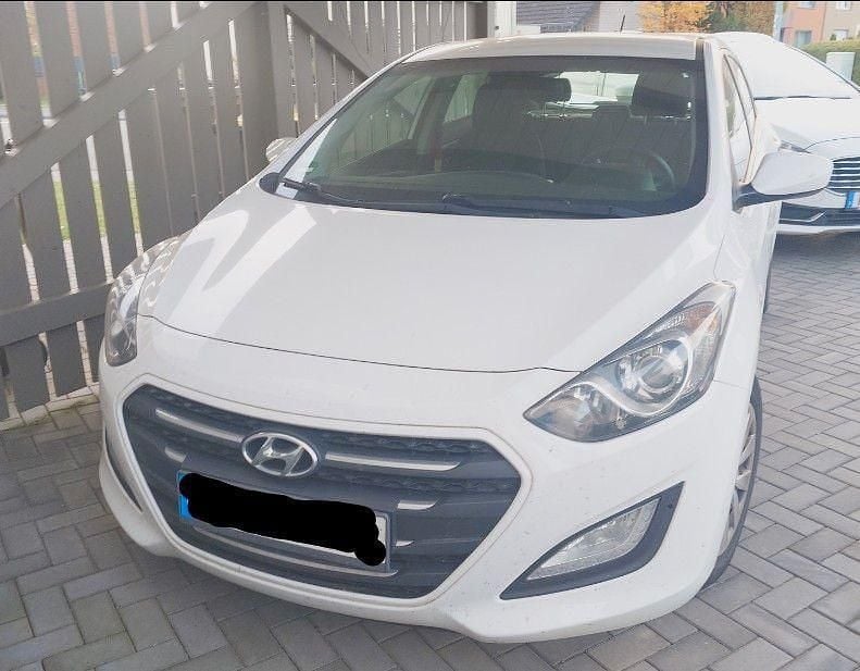 Weiß Gebraucht 2016 Hyundai i30 Classic Limousine | 5.700 € (Guter Preis) - Bild 1/4