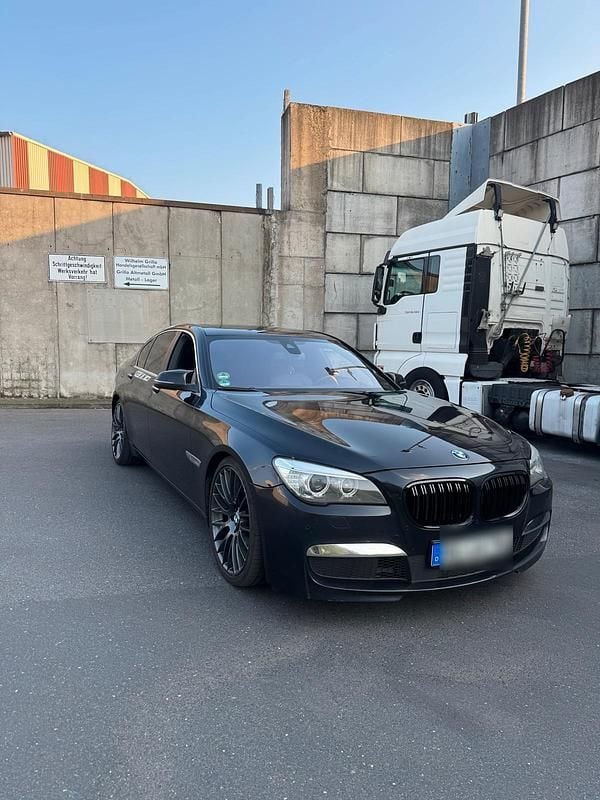 Schwarz Gebraucht 2012 BMW 740 M Sport Limousine | 11.999 € (Fairer Preis) - Bild 1/4