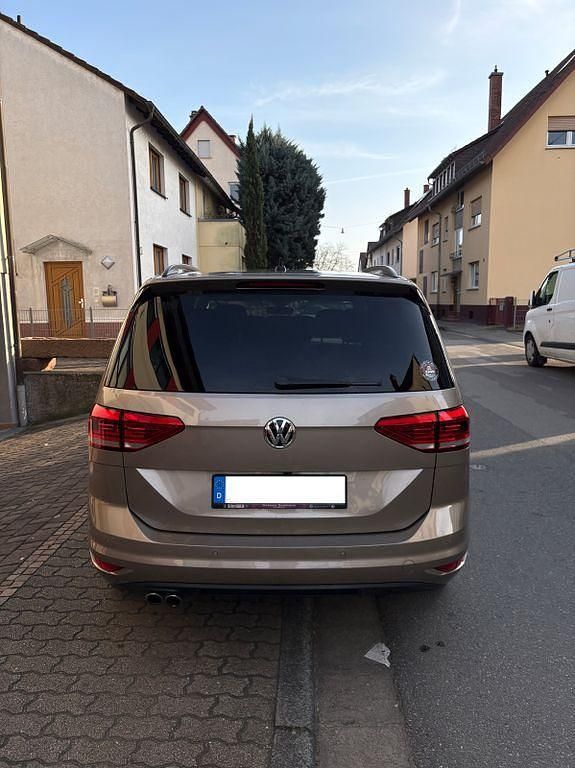 Gebraucht VW Touran Highline 190 PS (139 kW) 2017 Gold Van / Kleinbus