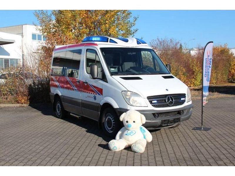 Arktikweiss Gebraucht 2011 Mercedes 316 Van | 9.899 € - Bild 1/4