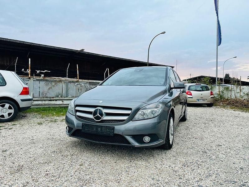 Grau Gebraucht 2013 Mercedes B180 Van / Kleinbus | 5.499 € (Fairer Preis) - Bild 1/4