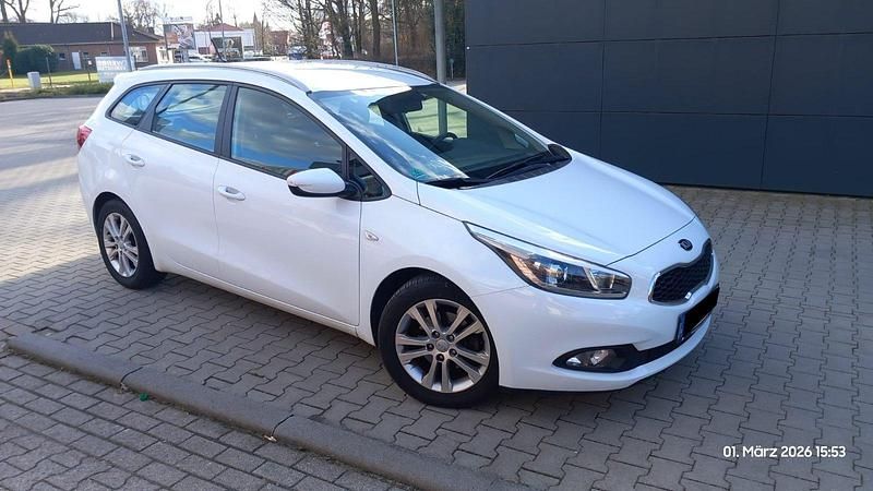 Usado Kia Ceed 99 HP (72 kW) 2013 Branco Citadino