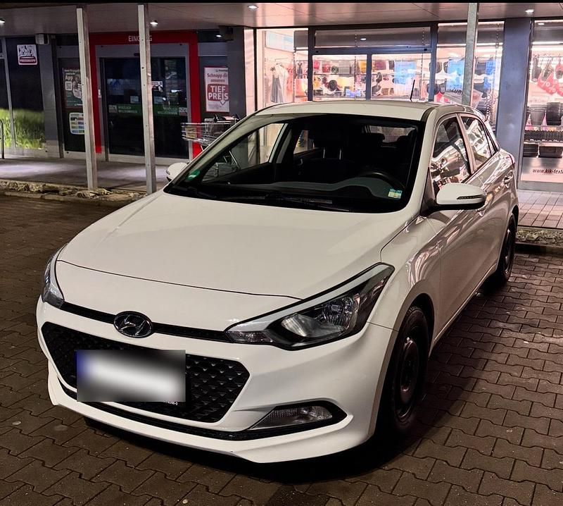 Weiß Gebraucht 2017 Hyundai i20 Kleinwagen | 7.450 € (Guter Preis) - Bild 1/4