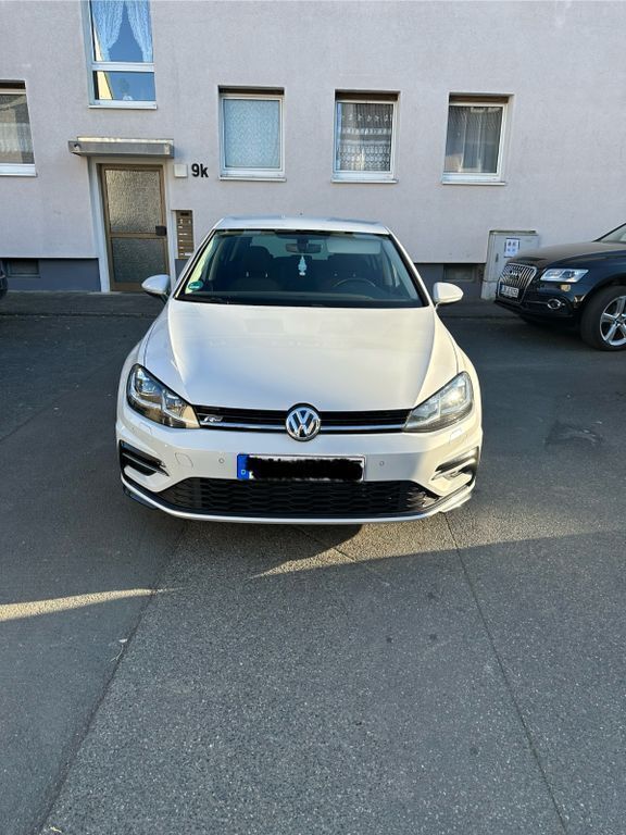 Weiß Gebraucht 2018 VW Golf VII Highline Limousine | 15.900 € (Fairer Preis) - Bild 1/4