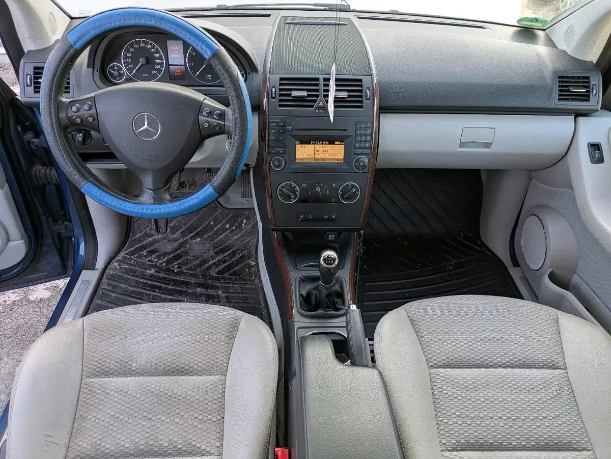Gebraucht Mercedes A160 Elegance 95 PS (69 kW) 2011 Blau Kleinwagen