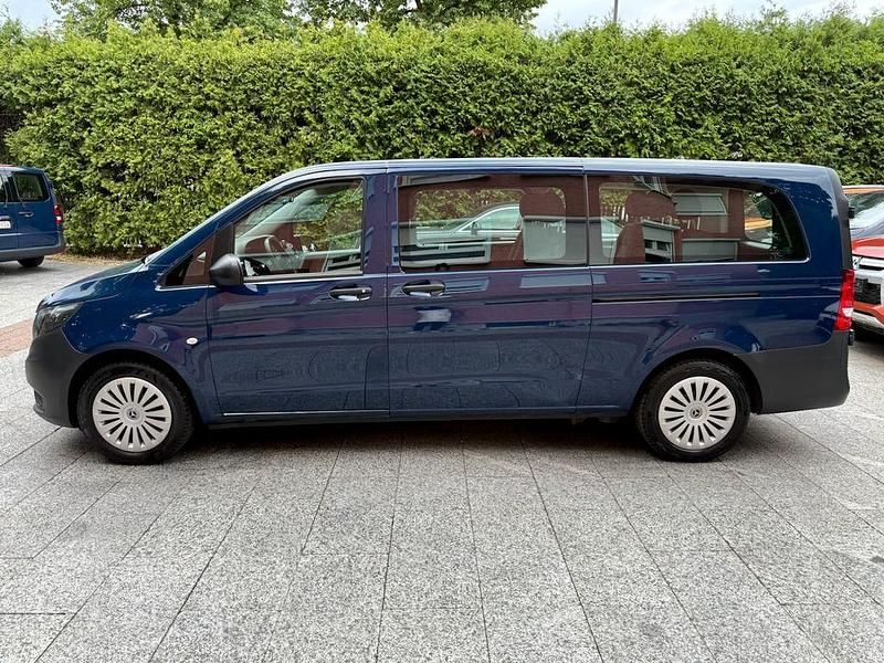 Blau Gebraucht 2023 Mercedes Vito Van / Kleinbus | 25.980 € (Guter Preis) - Bild 1/4