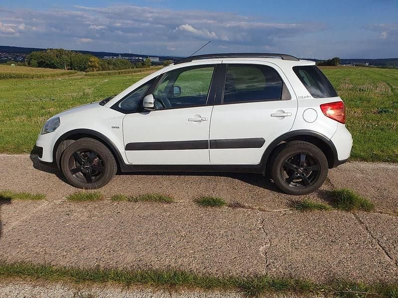Weiß Gebraucht 2011 Suzuki SX4 Style Limousine | 3.950 € (Guter Preis) - Bild 1/4