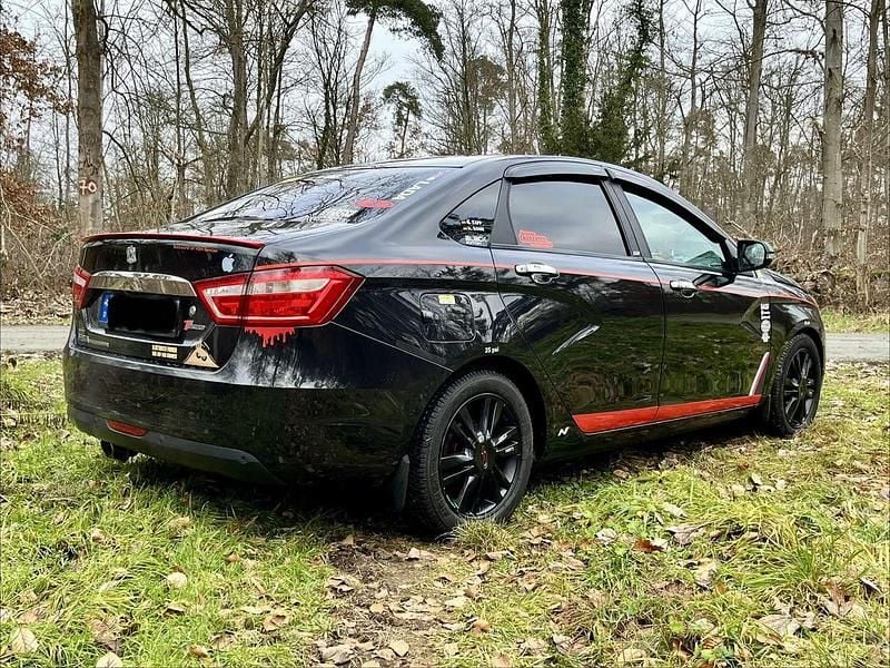 Gebraucht Lada Vesta 106 PS (77 kW) 2018 Schwarz Limousine