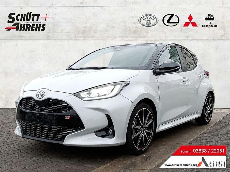 Ash grey metallic/ black mica Gebraucht 2022 Toyota Yaris Hybrid Sport Limousine | 23.980 € (Teuer) - Bild 1/4