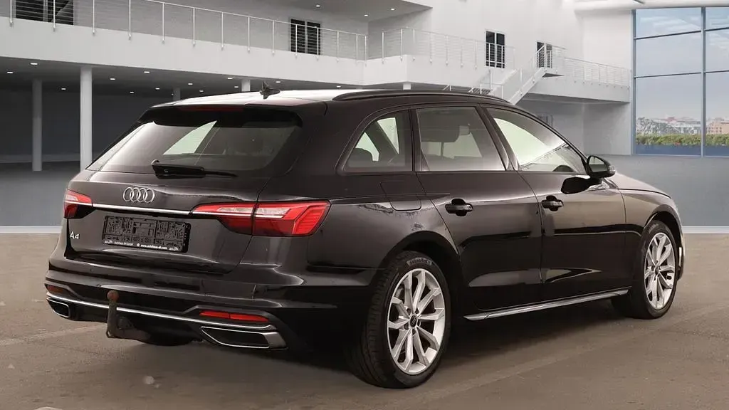 Używany Audi A4 Advanced 235 KM (172 kW) 2023 Czarny Sedan/Limuzyna