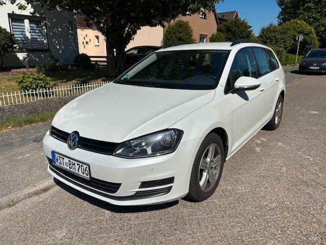 Oryxweiß perlmutteffekt (metallic) Gebraucht 2014 VW Golf VII Comfortline Kombi | 4.499 € (Superpreis) - Bild 1/4