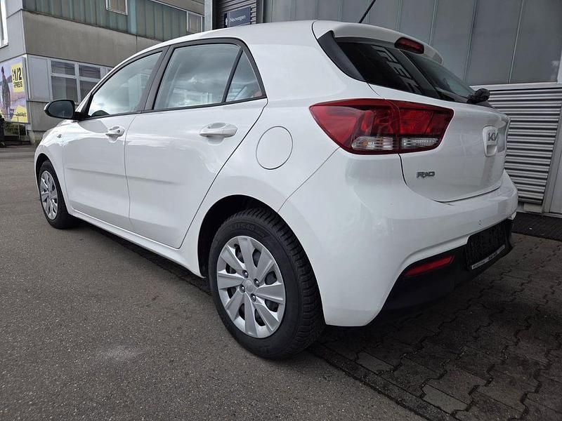 Gebraucht Kia Rio 84 PS (61 kW) 2022 Weiß Limousine