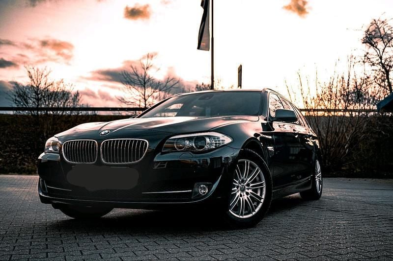 Grau Gebraucht 2011 BMW 525 Kombi | 11.000 € - Bild 1/4