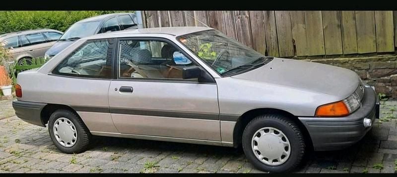 Gold Gebraucht 1992 Ford Escort Limousine | 400 € - Bild 1/4