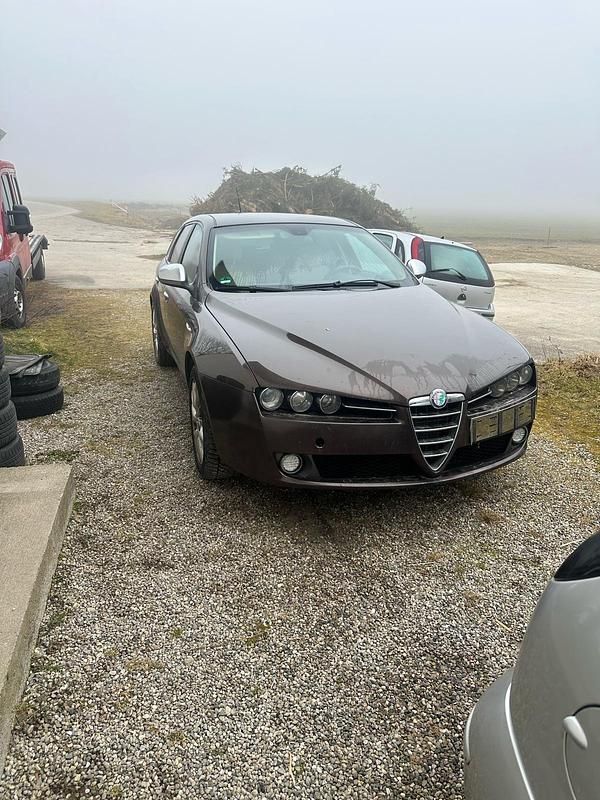 Braun Gebraucht 2007 Alfa Romeo 159 Kombi | 3.990 € (Teuer) - Bild 1/4