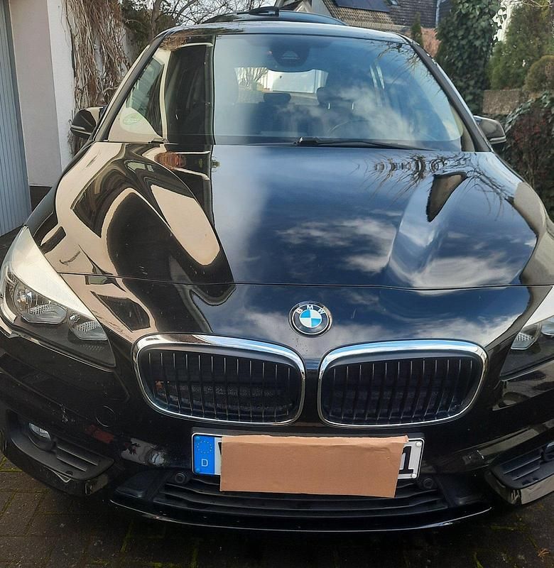 Schwarz Gebraucht 2016 BMW 218 Gran Tourer Van / Kleinbus | 11.900 € (Guter Preis) - Bild 1/4