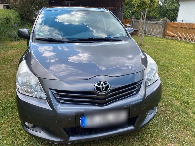 Grau Gebraucht 2010 Toyota Verso Van / Kleinbus | 5.490 € (Fairer Preis) - Bild 1/4