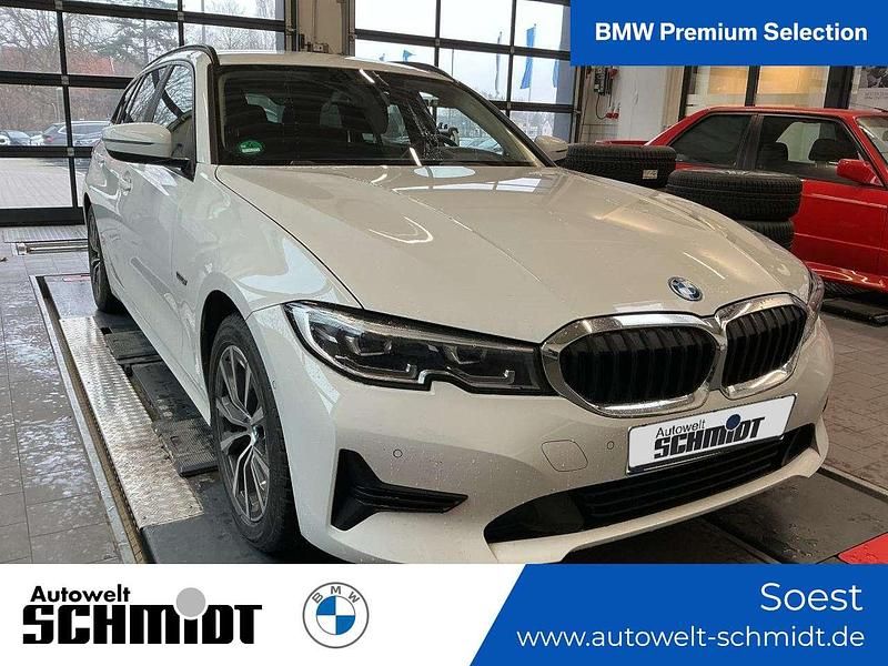 Alpinweiß uni Gebraucht 2021 BMW 320e Advantage Kombi | 24.990 € (Guter Preis) - Bild 1/3
