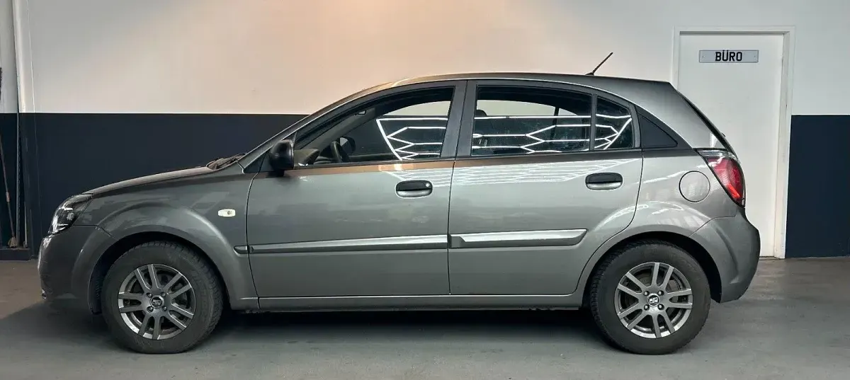 Gebraucht Kia Rio 75 PS (55 kW) 2010 Silber Limousine