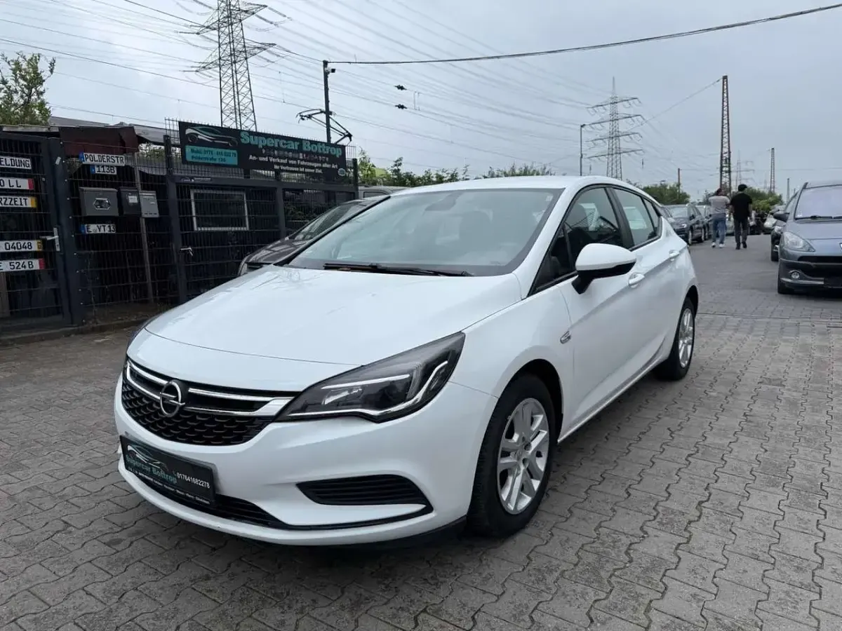 Gebraucht Opel Astra Edition 110 PS (80 kW) 2016 Schneeweiss/olympic/summit whi Limousine