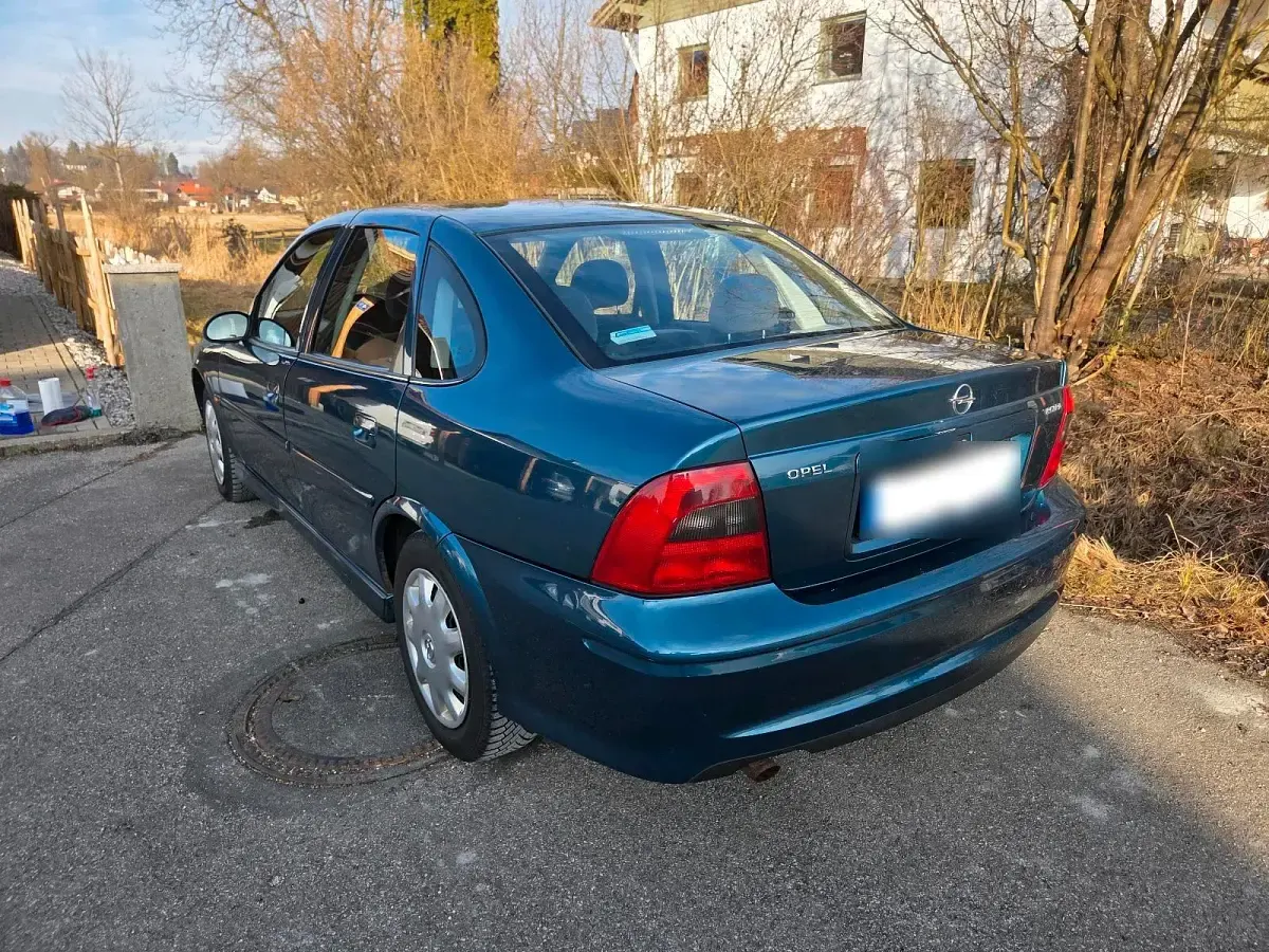 Begagnad Opel Vectra 101 HK (74 kW) 2001 Grön Sedan