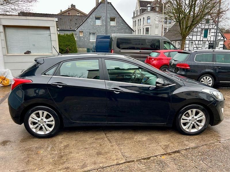 Schwarz Gebraucht 2014 Hyundai i30 Trend Limousine | 5.499 € (Fairer Preis) - Bild 1/4