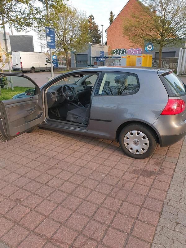 Second-hand VW Golf 89 CP (65 kW) 2005 Gri Coupe