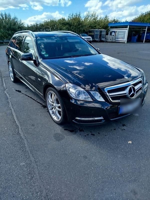 Schwarz Gebraucht 2010 Mercedes E300 Avantgarde Kombi | 5.900 € (Guter Preis) - Bild 1/4