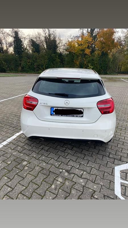 Gebraucht Mercedes A180 122 PS (89 kW) 2013 Weiß Limousine