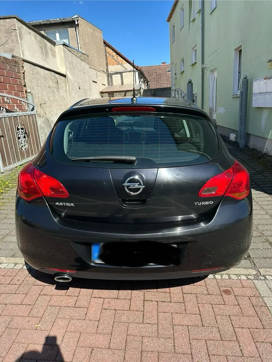 Second-hand Opel Astra 140 CP (102 kW) 2010 Negru Hatchback