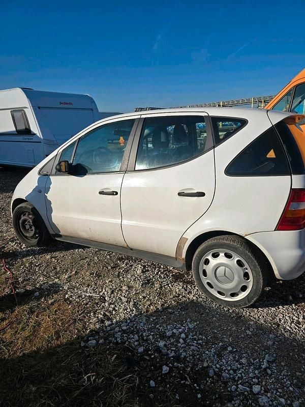 Weiß Gebraucht 2000 Mercedes A140 Kleinwagen | 450 € - Bild 1/4