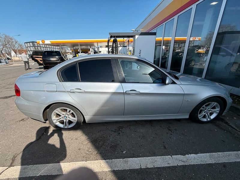 Gebraucht BMW 318 143 PS (105 kW) 2008 Grau Limousine