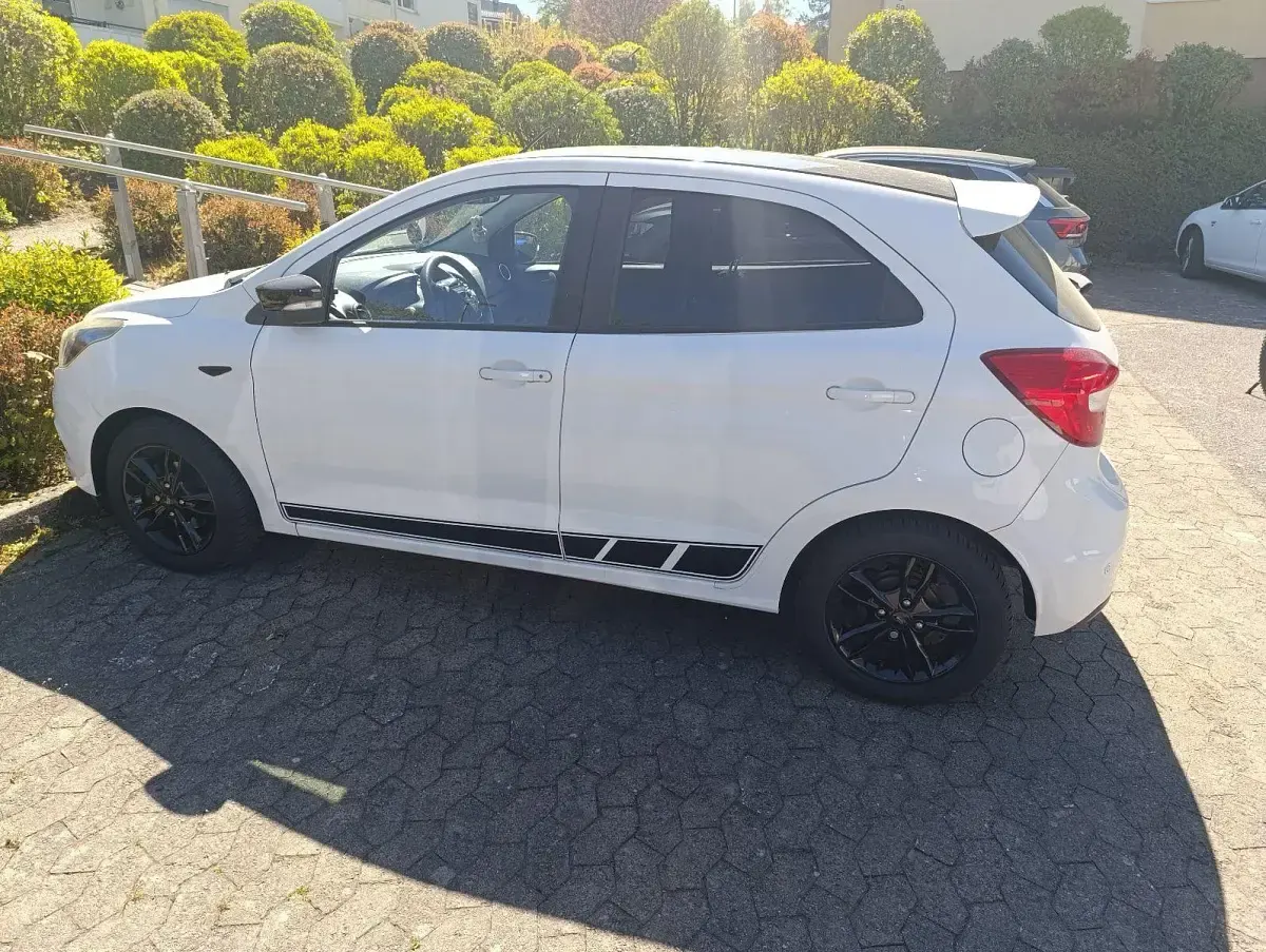 Używany Ford Ka 86 KM (63 kW) 2018 Biały Sedan/Limuzyna