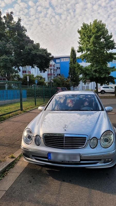 Silber Gebraucht 2005 Mercedes E500 Avantgarde Kombi | 6.850 € (Superpreis) - Bild 1/4