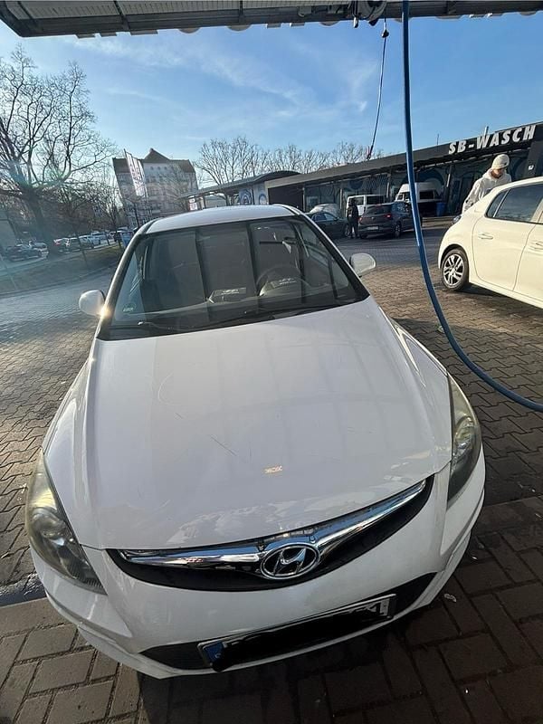 Gebraucht Hyundai i30 109 PS (80 kW) 2011 Weiß Kombi