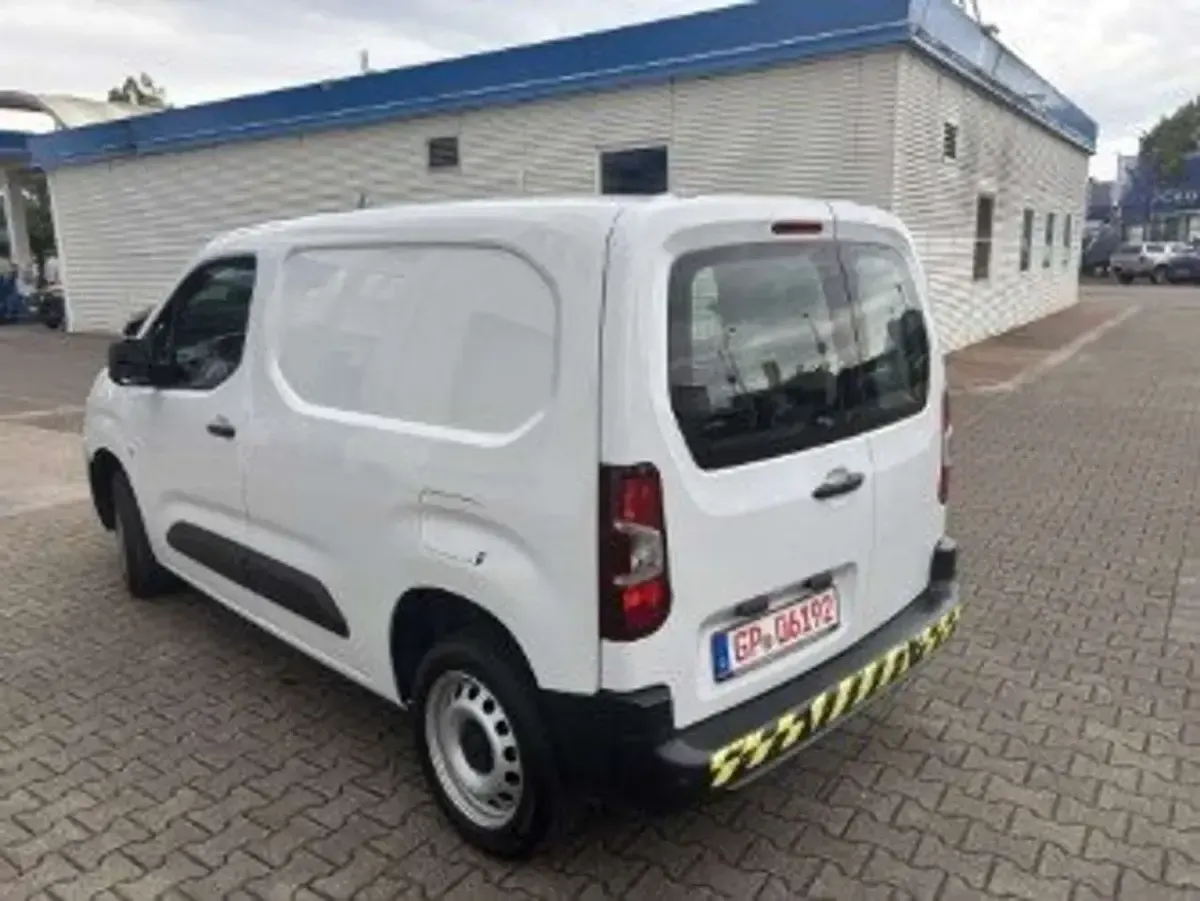 Gebraucht Peugeot Partner Premium 102 PS (75 kW) 2023 Lackierung weiss icy/typ Van / Kleinbus