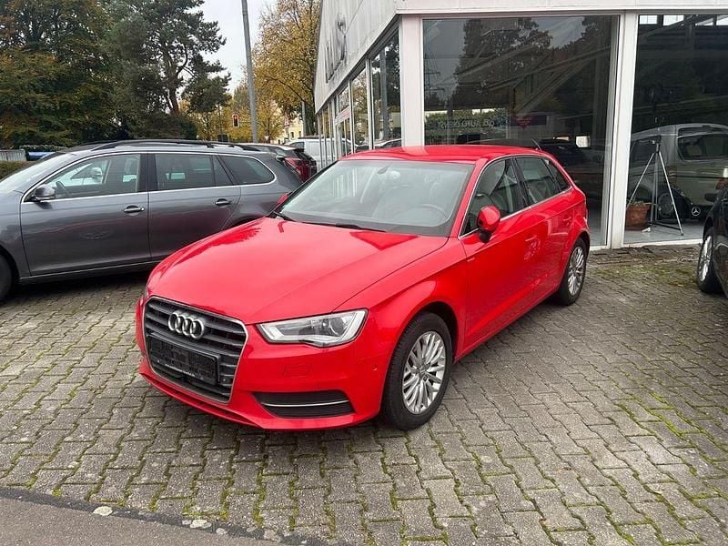 Rot Gebraucht 2015 Audi A3 Sportback Ambiente Limousine | 8.690 € (Superpreis) - Bild 1/4