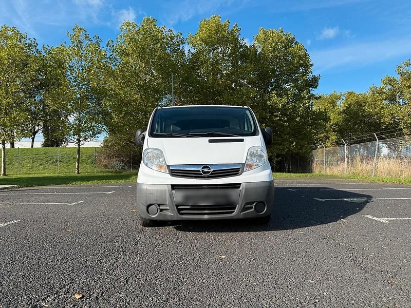 Weiß Gebraucht 2010 Opel Vivaro Van | 6.990 € (Etwas zu teuer) - Bild 1/4