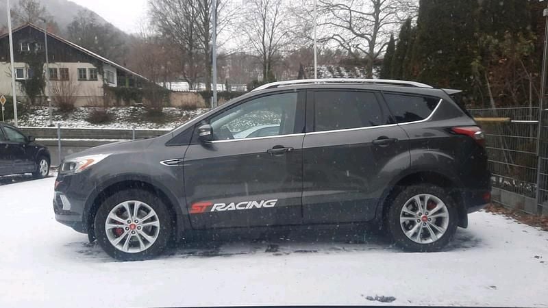 Gebraucht Ford Kuga 150 PS (110 kW) 2017 Grau SUV