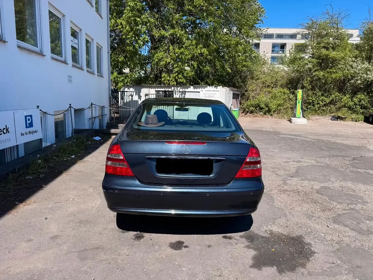 Gebraucht Mercedes E220 150 PS (110 kW) 2003 Schwarz Limousine