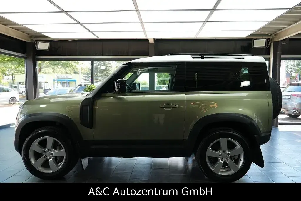Gebraucht Land Rover Defender First Edition 400 PS (294 kW) 2021 Pangea green SUV
