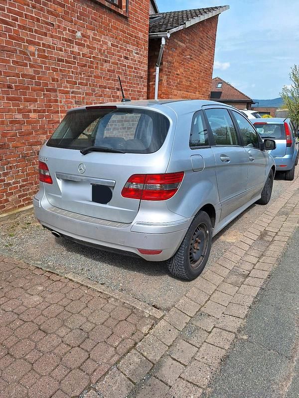 Gebraucht Mercedes B180 116 PS (85 kW) 2010 Silber Van / Kleinbus