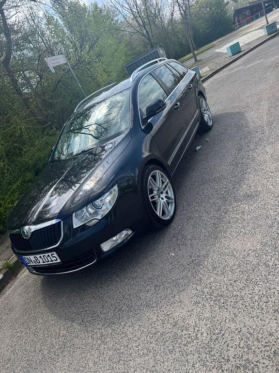 Schwarz Gebraucht 2012 Skoda Superb Exclusive Kombi | 6.100 € (Fairer Preis) - Bild 1/4