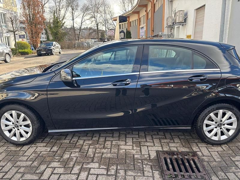 Gebraucht Mercedes A180 Style 122 PS (89 kW) 2017 Schwarz Limousine