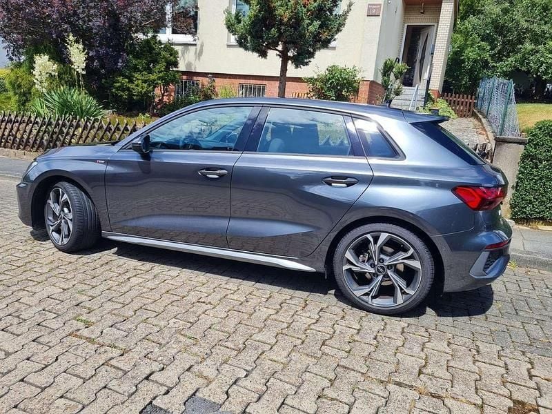 Grau Gebraucht 2021 Audi A3 S-Line Kleinwagen | 27.900 € (Etwas zu teuer) - Bild 1/4
