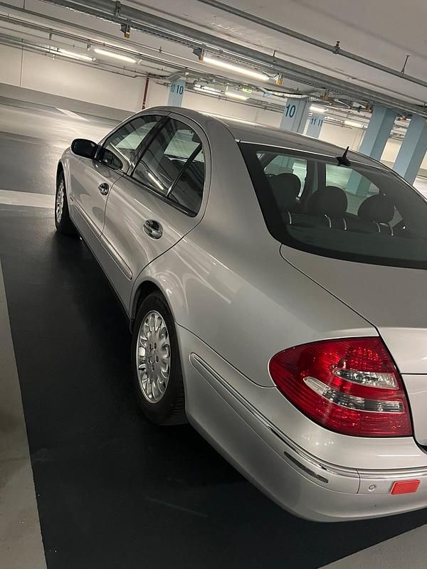 Second-hand Mercedes E200 163 CP (119 kW) 2003 Argintiu Berlinǎ