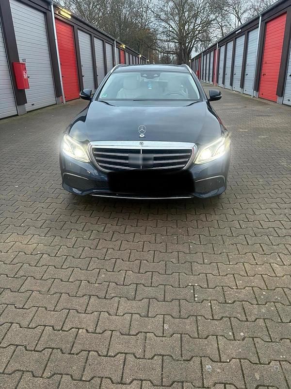 Gebraucht Mercedes E220 194 PS (142 kW) 2018 Blau Kombi