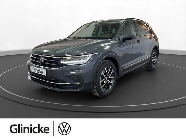 Grau (delfingrau metallic) Gebraucht 2022 VW Tiguan Life SUV | 26.480 € (Fairer Preis) - Bild 1/2